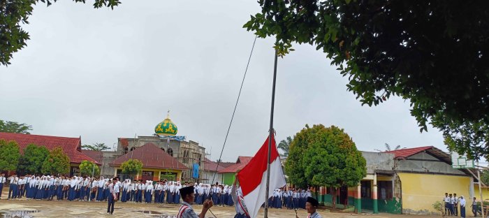 Semangat Nasionalisme Terlihat pada Pengibaran Merah Putih di MTsN 2 Bungo Semangat Nasionalisme Terlihat pada Pengibaran Merah Putih di MTsN 2 Bungo