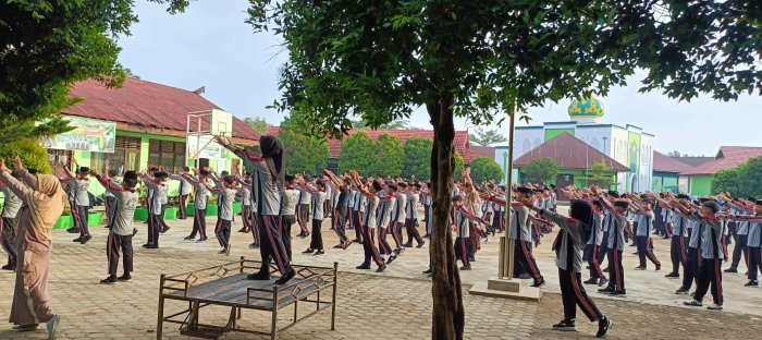 BUNTAIKAN SEMANGAT: Senam Perdana Usai Libur Panjang Semester Genap Penuh Antusiasme