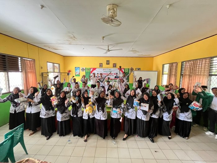 Guru MAN 2 Tebo Rayakan Hari Guru dengan Tukar Kado Guru MAN 2 Tebo Rayakan Hari Guru dengan Tukar Kado