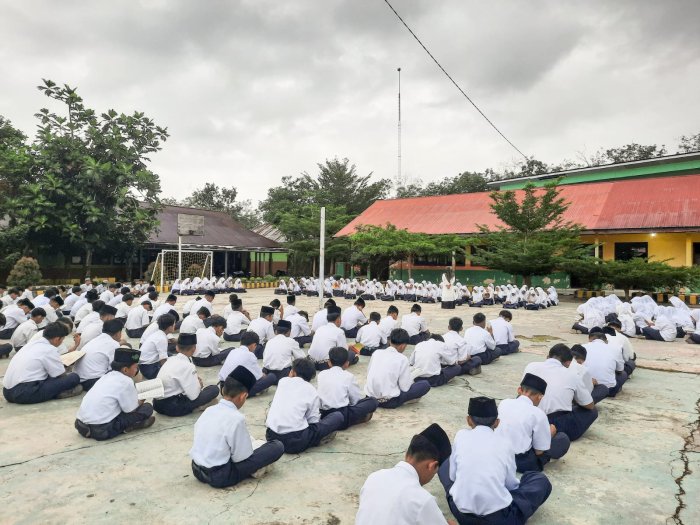 Menanamkan Pemahaman Al-Quran Sejak Pagi, Pengajian Rutin MTsN 1 Bungo Berjalan Khidmat dan Penuh Antusias