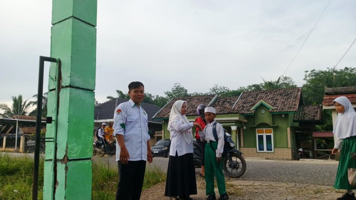 Guru dan Staf Sambut Siswa dengan Salam Pagi di Di Depan Pintu Gerbang Madrasah Guru dan Staf Sambut Siswa dengan Salam Pagi di Di Depan Pintu Gerbang Madrasah