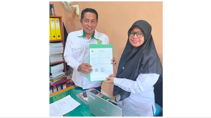Jamin Kelancaran Dokumen Kelulusan, Kaur TU MTsN 1 Batang Hari Serahkan Berkas Blangko Ijazah ke Kemenag