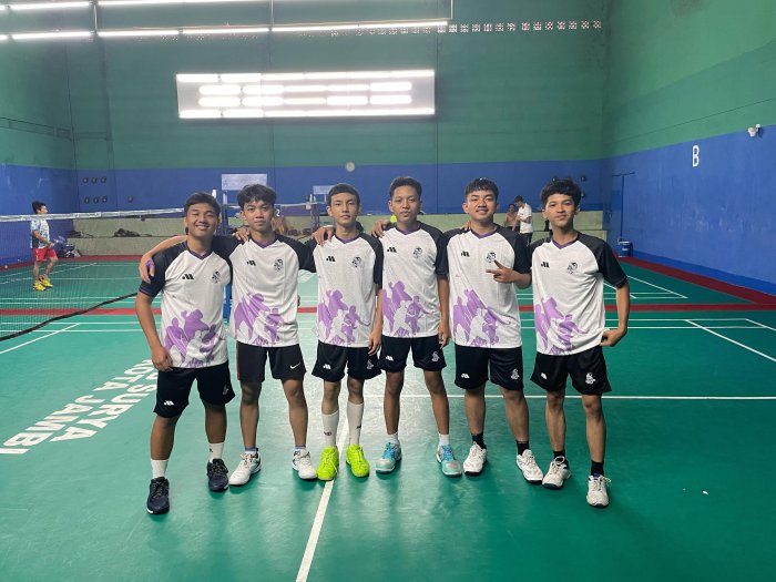 Focus, Smash, Repeat! Semangat Raffy Bikin Ekskul Badminton MAN 2 Kota Jambi Makin Keren Focus, Smash, Repeat! Semangat Raffy Bikin Ekskul Badminton MAN 2 Kota Jambi Makin Keren
