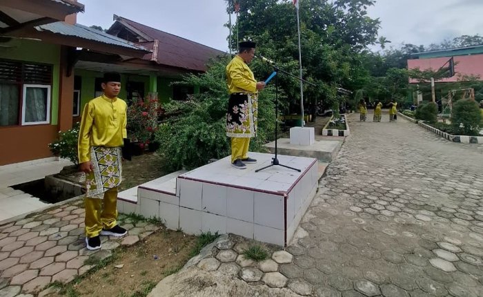 Peran Penting Ajudan Upacara: Bapak Hendra Saputra Kawal Amanat Menag RI pada HGN 2025 Peran Penting Ajudan Upacara: Bapak Hendra Saputra Kawal Amanat Menag RI pada HGN 2025