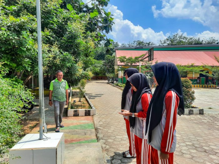 Siswa Kelas IX D MTsN 1 Bungo Tetap Semangat Latihan Upacara di Tengah Terik Matahari Siswa Kelas IX D MTsN 1 Bungo Tetap Semangat Latihan Upacara di Tengah Terik Matahari