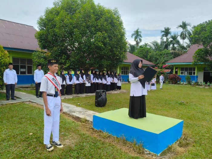 Henni Kurnia Ajak Siswa MTsN 5 Tebo Jadi Generasi Bertanggung Jawab, Survei Madrasah Ditekankan Henni Kurnia Ajak Siswa MTsN 5 Tebo Jadi Generasi Bertanggung Jawab, Survei Madrasah Ditekankan