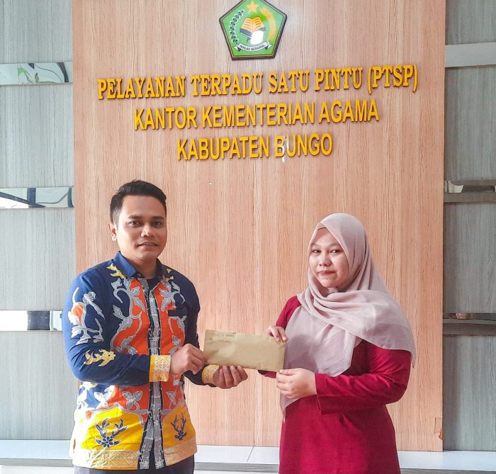 MTsN 1 Bungo Serahkan Donasi untuk Bencana Sumatera Melalui Kemenag Bungo MTsN 1 Bungo Serahkan Donasi untuk Bencana Sumatera Melalui Kemenag Bungo
