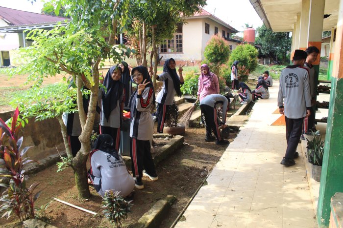 Wujudkan Lingkungan Asri, MTsN 2 Bungo Gelar Gotong Royong Massal Berbasis Manajemen Kelas