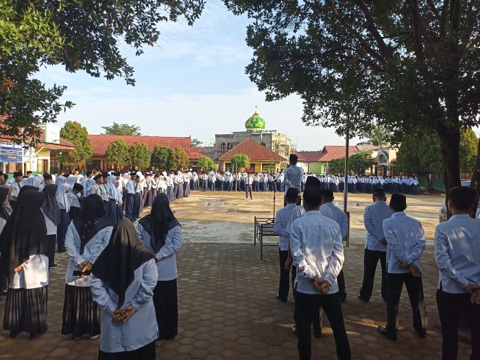 Semangat Siswa Mengiringi Pembukaan ASAS 2025 di Lapangan Madrasah Semangat Siswa Mengiringi Pembukaan ASAS 2025 di Lapangan Madrasah