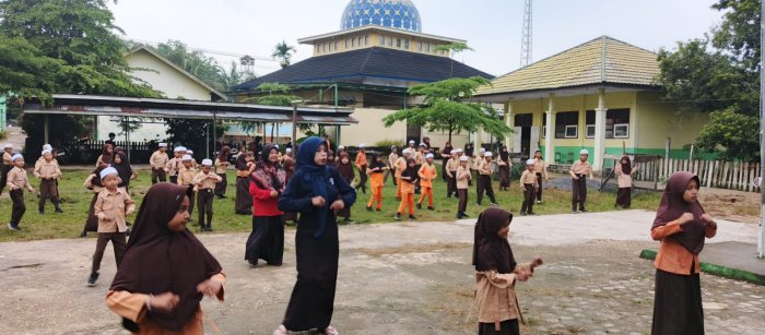 Siswa Siswi Majlis Guru Beserta Staf Madrasah Laksanakan Senam Pagi Rutin Siswa Siswi Majlis Guru Beserta Staf Madrasah Laksanakan Senam Pagi Rutin