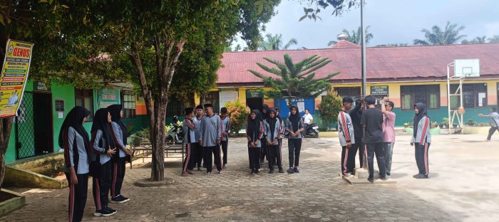 Petugas Upacara Senin dari Kelas IX.C Matangkan Persiapan Petugas Upacara Senin dari Kelas IX.C Matangkan Persiapan