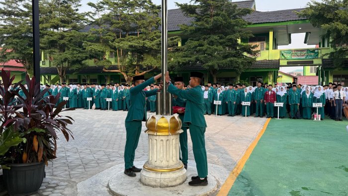 Upacara Bendera Awali Tahun Ajaran, Kepala MAN 2 Kota Jambi Ajak Warga Madrasah Perkuat Disiplin dan Budaya 5S Upacara Bendera Awali Tahun Ajaran, Kepala MAN 2 Kota Jambi Ajak Warga Madrasah Perkuat Disiplin dan Budaya 5S