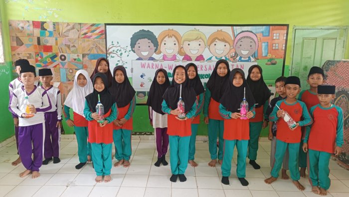 Siswa Kelas 5B MIN 4 Tebo Buat Alat Peraga Sistem Pernapasan Dari Botol Bekas