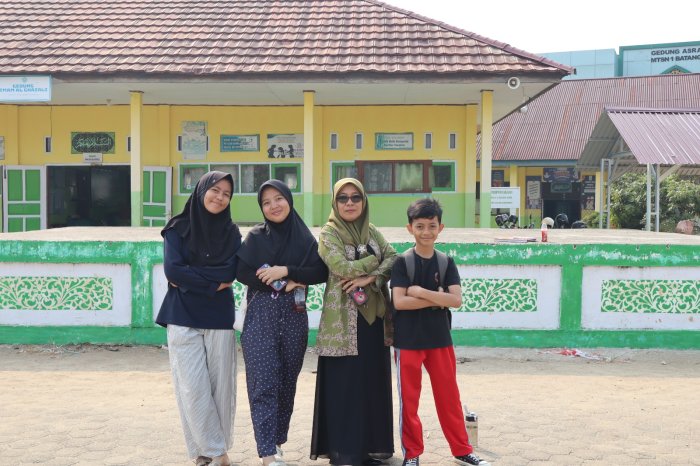 Semangat Tak Padam, Tim Vokal MTsN 1 Batang Hari Tetap Eksis Latihan di Tengah Kepungan Kabut Asap