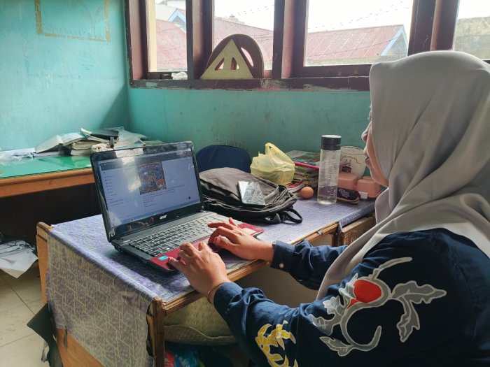 Manfaatkan AI, Guru MTsN 1 Bungo Hadirkan Inovasi dalam Mempersiapkan Perlengkapan Kelas Berbasis Digital