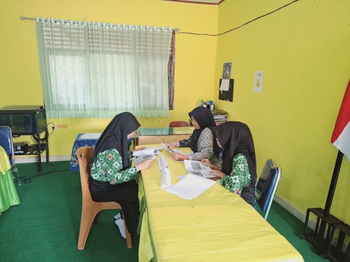 Persiapkan Kompetensi Sains, Siswa MTsN 2 Bungo Intensif Ikuti Bimbingan Olimpiade Matematika di Ruang Multimedia