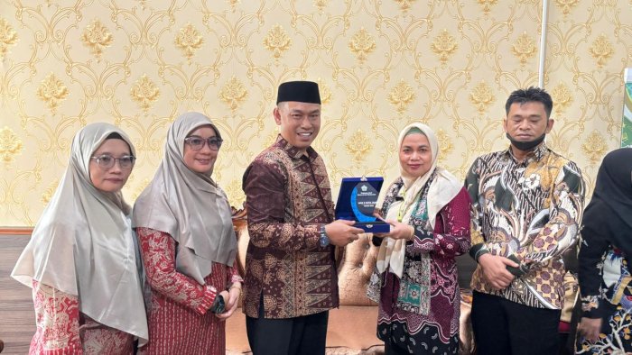 Silaturahmi Pendidikan: MAN 2 Jambi dan Batam Tukar Cinderamata Silaturahmi Pendidikan: MAN 2 Jambi dan Batam Tukar Cinderamata