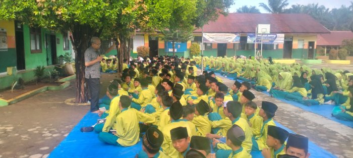 MTsN 2 Bungo Edukasi Siswa Manfaatkan Website sebagai Sumber Informasi Resmi MTsN 2 Bungo Edukasi Siswa Manfaatkan Website sebagai Sumber Informasi Resmi