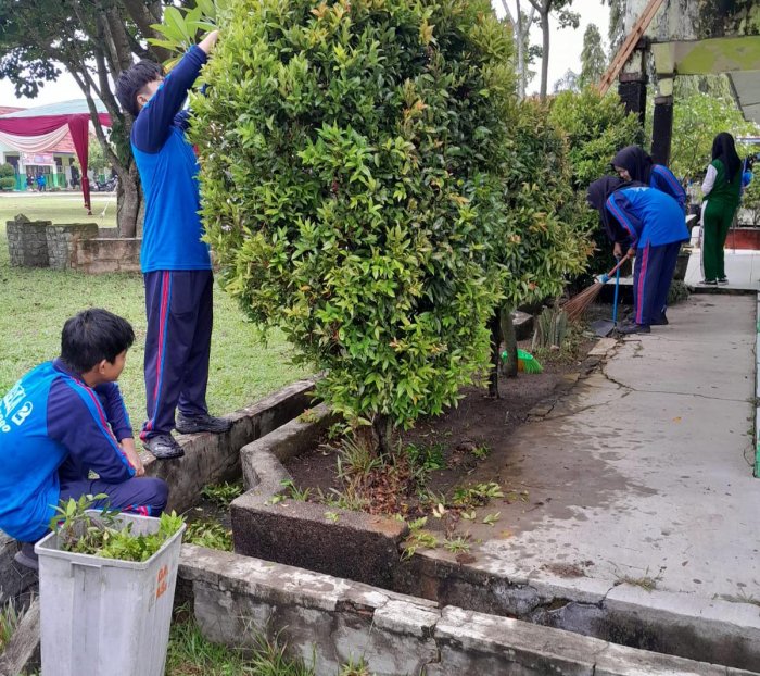 Semangat Gotong Royong, Siswa MAN 2 Bungo Bersihkan dan Percantik Lingkungan Madrasah Semangat Gotong Royong, Siswa MAN 2 Bungo Bersihkan dan Percantik Lingkungan Madrasah