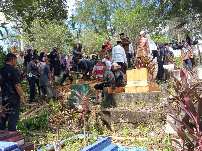 Eratkan Tali Persaudaraan, Keluarga Besar MTsN 2 Bungo Rangkul Ibu Safety Arabiyah di Tengah Suasana Duka