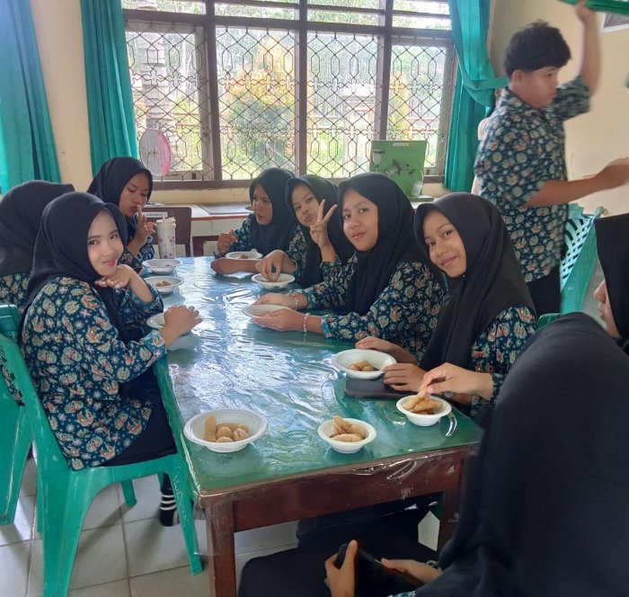 Kreatif dan Seru, Siswa Kelas X C MAN 2 Bungo Praktik Membuat Pempek Bersama Guru Prakarya Ibu Ulia Muzana, S.Pd Kreatif dan Seru, Siswa Kelas X C MAN 2 Bungo Praktik Membuat Pempek Bersama Guru Prakarya Ibu Ulia Muzana, S.Pd