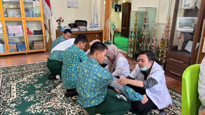 Santai tapi Serius! Siswa MAN 2 Kota Jambi Ikut Cek Kesehatan Gratis dari Puskesmas Santai tapi Serius! Siswa MAN 2 Kota Jambi Ikut Cek Kesehatan Gratis dari Puskesmas
