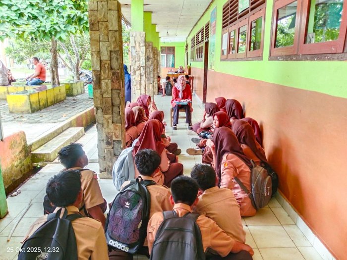 Kerja Keras Terbayar, Amira Syafitri Jadi Siswi Paling Cemerlang di Kelas IX B. Kerja Keras Terbayar, Amira Syafitri Jadi Siswi Paling Cemerlang di Kelas IX B.