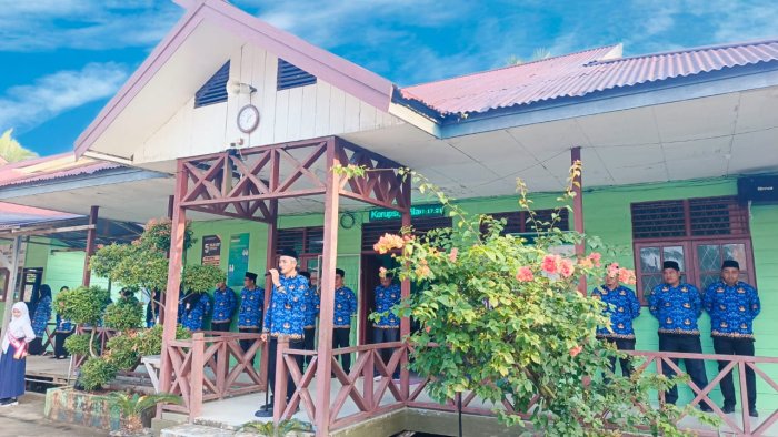 Amanat Pembina Upacara: Drs. H. Muhammad Munir Tekankan Makna Penghormatan terhadap Bendera Merah Putih Amanat Pembina Upacara: Drs. H. Muhammad Munir Tekankan Makna Penghormatan terhadap Bendera Merah Putih