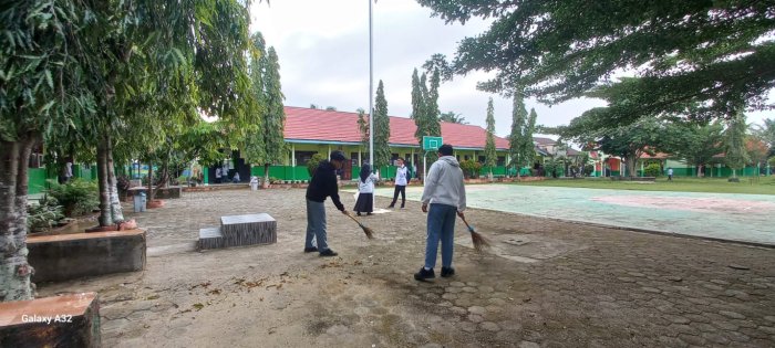 Siswa MAN 2 Bungo Rutin Bersih-Bersih Sebelum KBM, Wujudkan Madrasah Sehat dan Nyaman Siswa MAN 2 Bungo Rutin Bersih-Bersih Sebelum KBM, Wujudkan Madrasah Sehat dan Nyaman