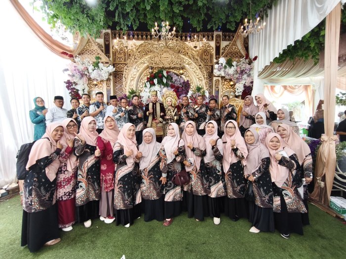 Keluarga Besar MAN 1 Kerinci Hadiri Resepsi Pernikahan Putra Salah Satu Waka, Wujud Kebersamaan dan Silaturahmi Keluarga Besar MAN 1 Kerinci Hadiri Resepsi Pernikahan Putra Salah Satu Waka, Wujud Kebersamaan dan Silaturahmi