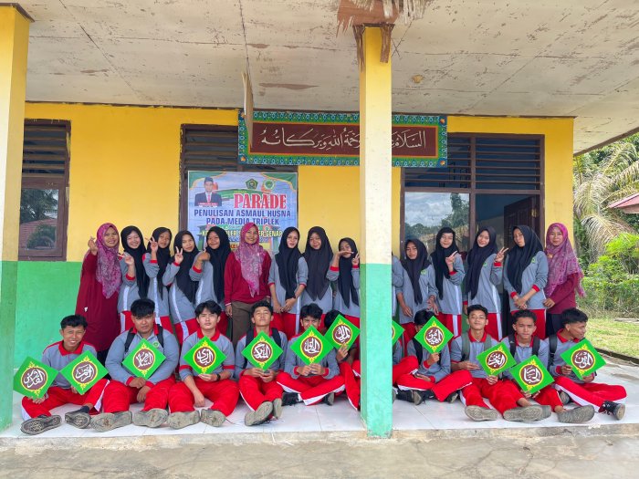 Semarak Seni Islami: MAN 2 Tebo Gelar Parade Kaligrafi ASMAUL HUSNA Pada Media Triplek Hasil Kokurikuler Siswa