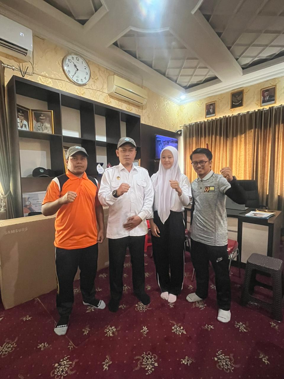 Kepala MAN 2 Kota Jambi Lepas Sukma Tri Nur Azizah Ikuti PON Aceh-Sumut 2024: Harap Tetap Jaga Identitas Muslimah Kepala MAN 2 Kota Jambi Lepas Sukma Tri Nur Azizah Ikuti PON Aceh-Sumut 2024: Harap Tetap Jaga Identitas Muslimah