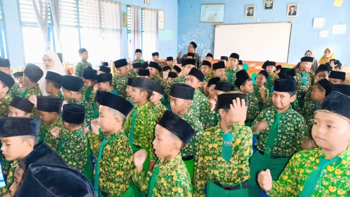 Seutas Dasi dan Sepotong Identitas, Cerita di Balik Kerapian Seragam MIN 4 Tebo