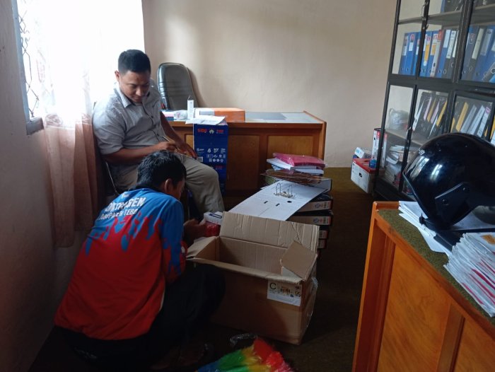 Staf Tata Usaha MAN 2 Bungo Siapkan ATK untuk Mendukung Kelancaran Kegiatan Madrasah