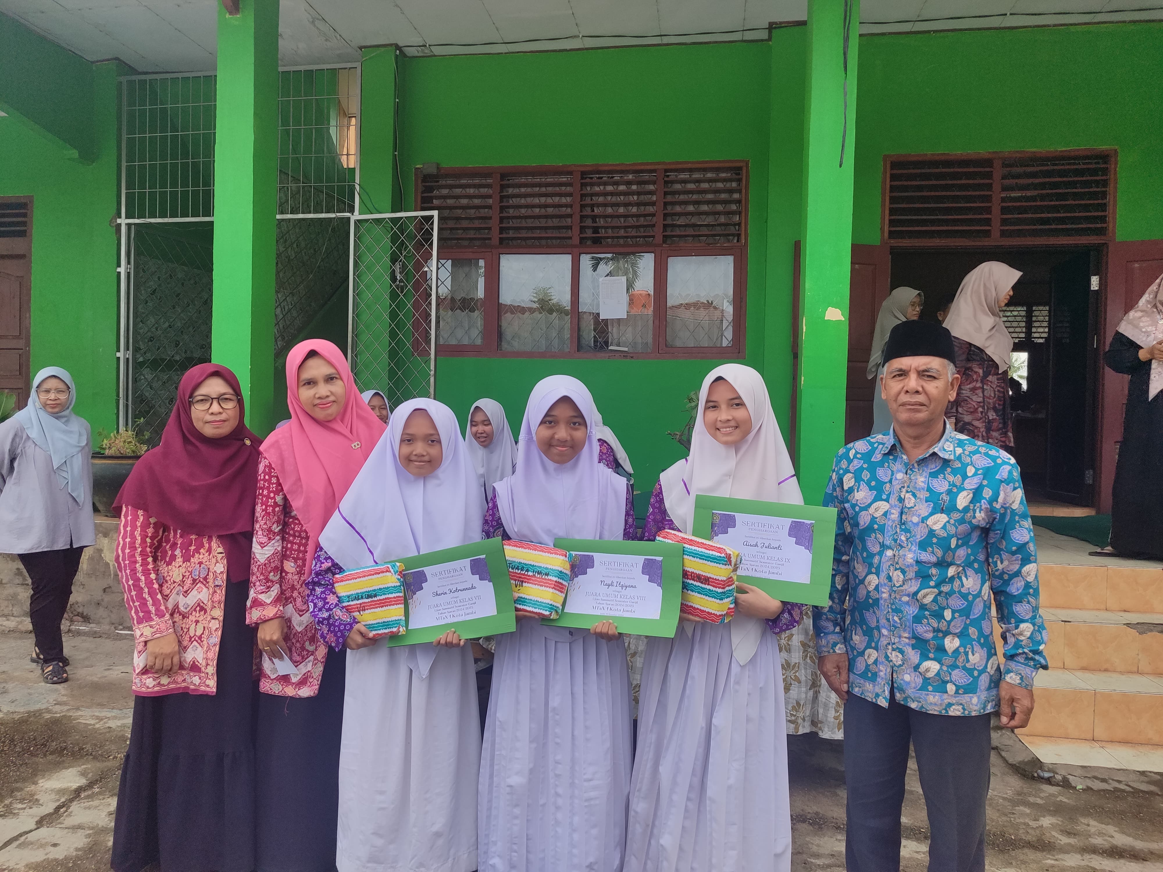 Pembagian Rapor Sebagai Sarana Evaluasi dan Motivasi Bagi Peserta Didik