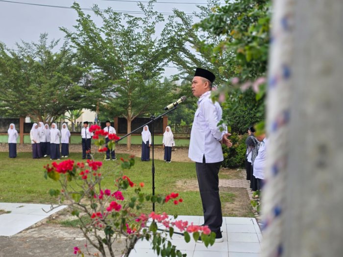 Upacara Bendera MTsN 1 Bungo Berlangsung Khidmat, Tanamkan Disiplin dan Kepedulian terhadap Kebersihan Upacara Bendera MTsN 1 Bungo Berlangsung Khidmat, Tanamkan Disiplin dan Kepedulian terhadap Kebersihan