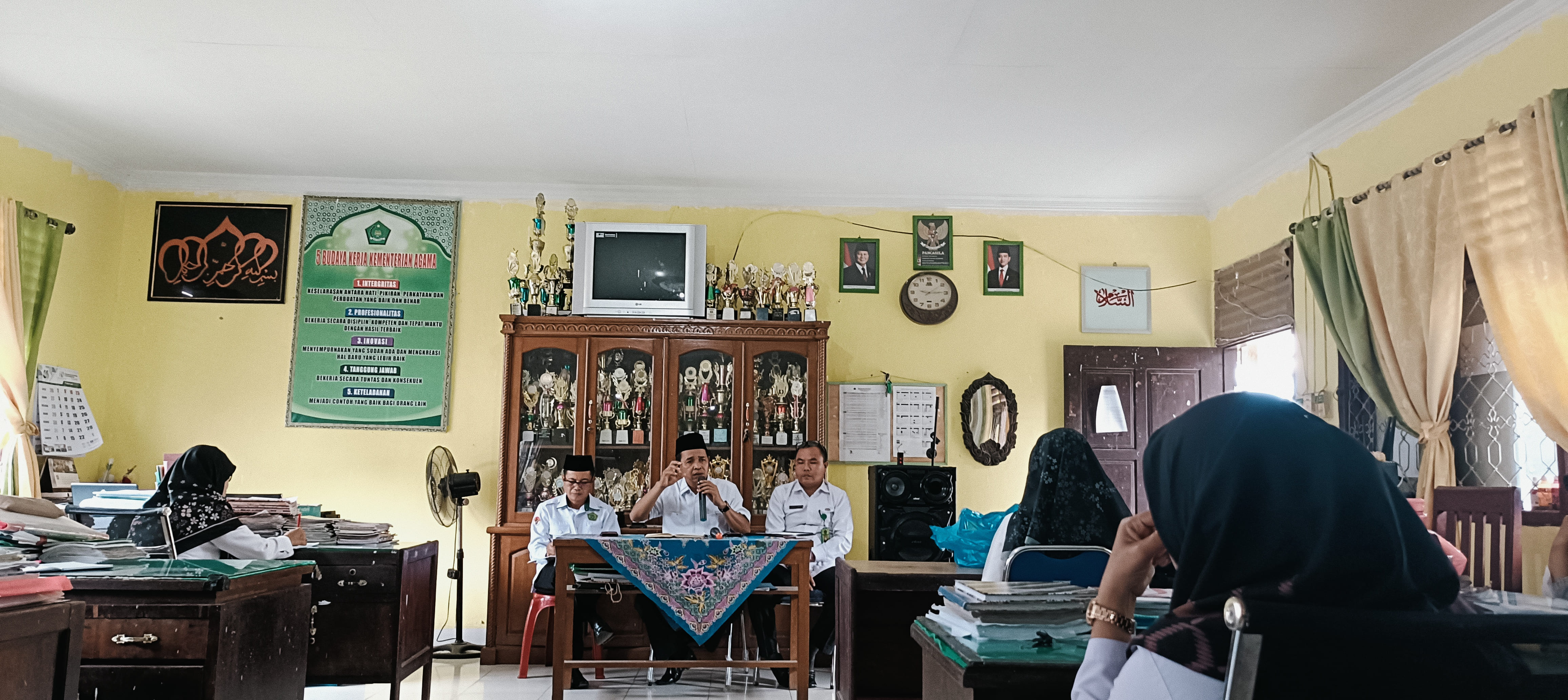RAPAT KELUARGA BESAR MTsN 2 BUNGO MEMBAHAS PERSIAPAN WISUDA TAHFIZ DAN KEGIATAN DI BULAN SUCI RAMADHAN RAPAT KELUARGA BESAR MTsN 2 BUNGO MEMBAHAS PERSIAPAN WISUDA TAHFIZ DAN KEGIATAN DI BULAN SUCI RAMADHAN