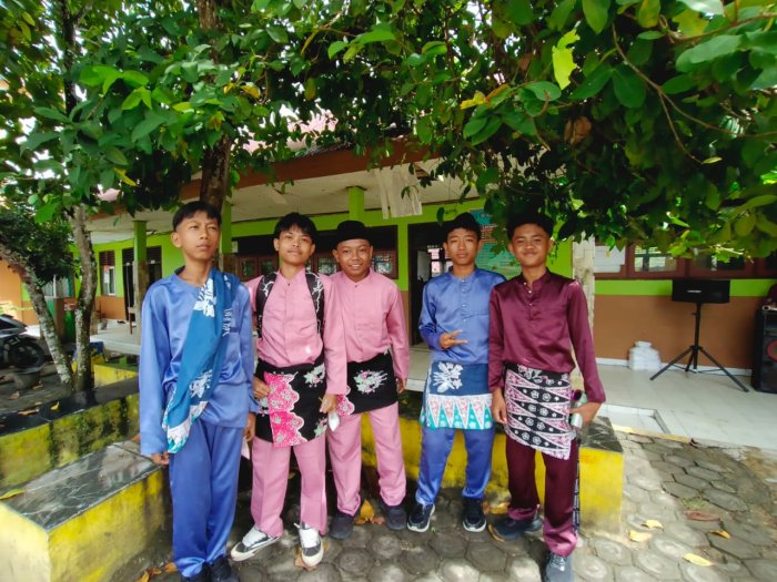 Gemulai Penuh Makna: Solidaritas Peserta Didik MTsN 1 Bungo Hidupkan Tari Tradisional Sumatera Gemulai Penuh Makna: Solidaritas Peserta Didik MTsN 1 Bungo Hidupkan Tari Tradisional Sumatera