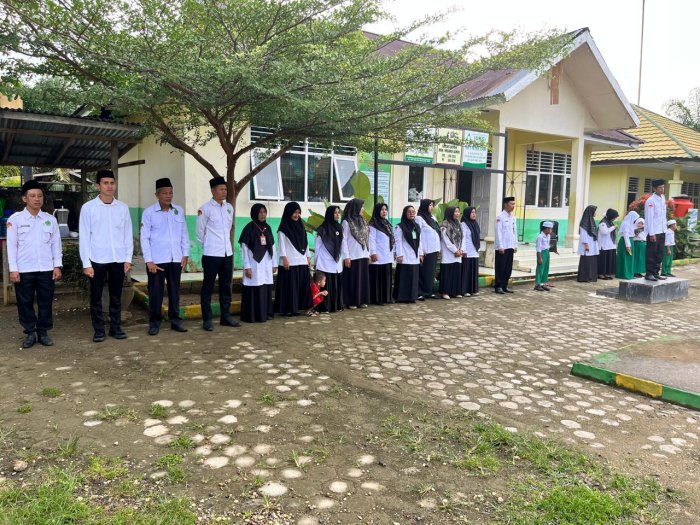Potret Kedisiplinan Siswa Saat Upacara Pengibaran Bendera Senin 6 - 4 - 2026