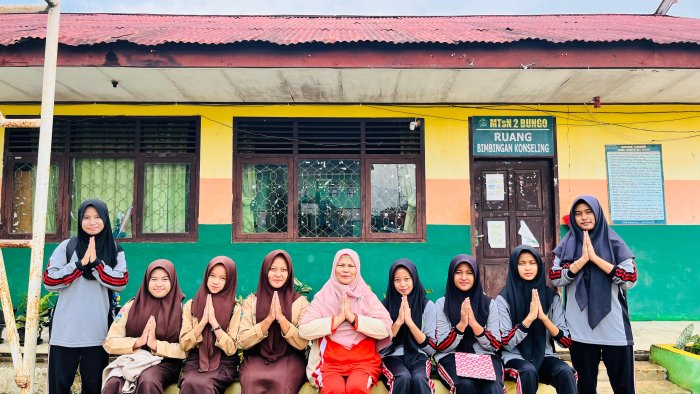 Sambut Hari Kemenangan, Anggota PMR MTsN 2 Bungo Sampaikan Ucapan Maaf Lahir Batin
