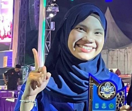 Salma Sabila Persembahkan Juara 1 Syarhil Quran untuk Kecamatan Telanaipura di MTQ Tingkat Kota Jambi Salma Sabila Persembahkan Juara 1 Syarhil Quran untuk Kecamatan Telanaipura di MTQ Tingkat Kota Jambi