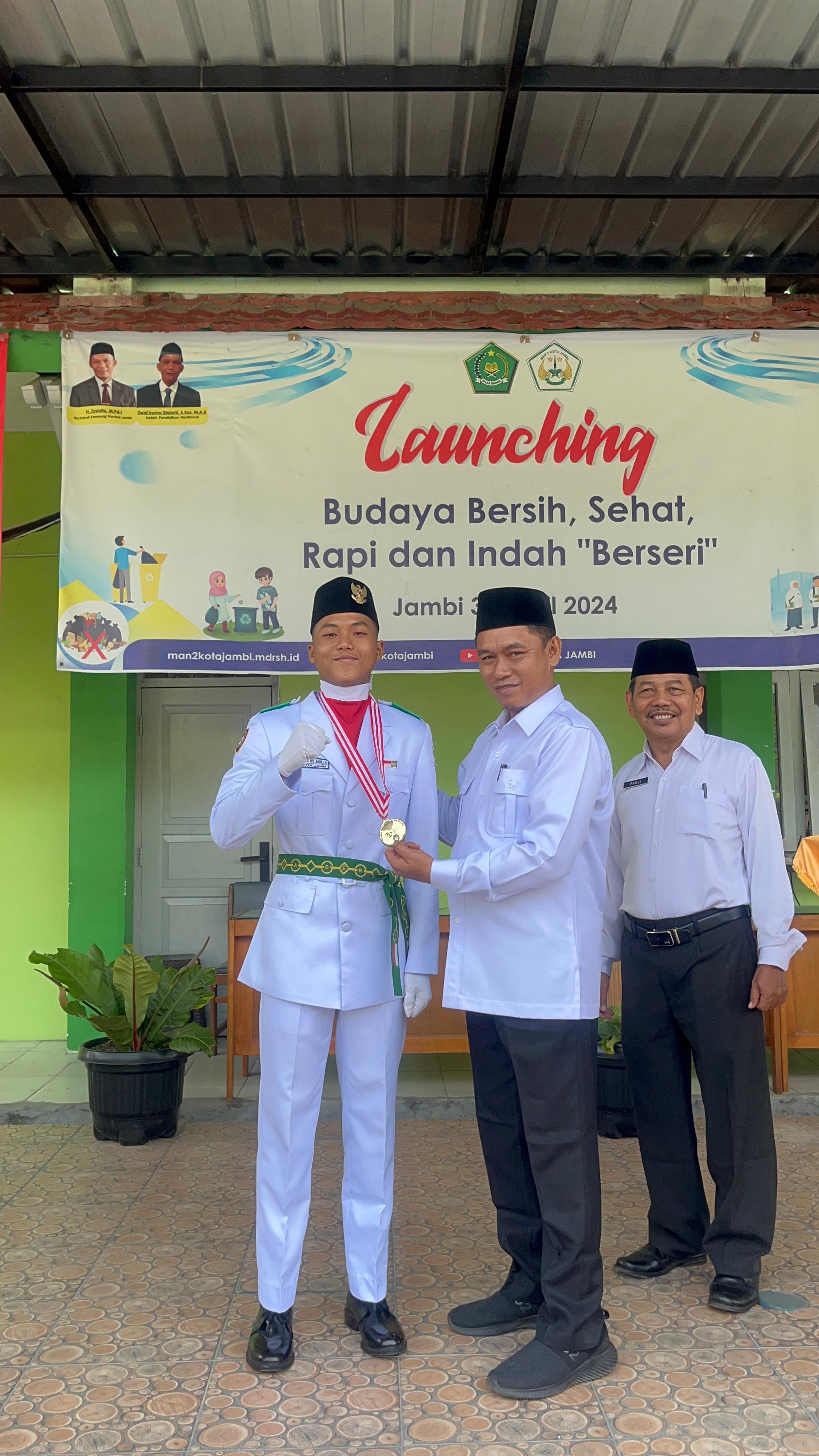 Kepala MAN 2 Kota Jambi Sematkan Medali Penghargaan kepada Raihan, Anggota Pasukan Pengibar Bendera Kota Jambi 2024 Kepala MAN 2 Kota Jambi Sematkan Medali Penghargaan kepada Raihan, Anggota Pasukan Pengibar Bendera Kota Jambi 2024