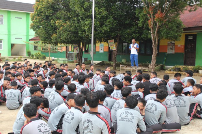 Sentuh Hati Siswa Kelas IX, Guru BK Bapak Pendrizal Sampaikan Nasehat Bijak di Lapangan MTsN 2 Bungo