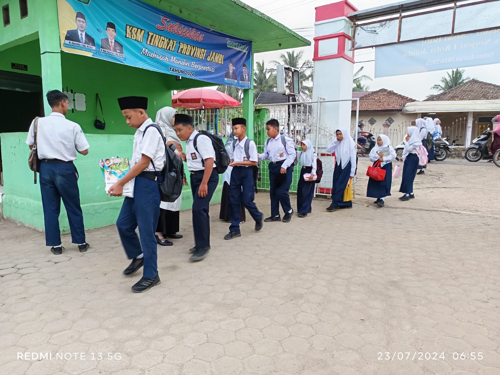 Tanamkan pendidikan Karakter, Guru sambut siswa di depan gerbang Tanamkan pendidikan Karakter, Guru sambut siswa di depan gerbang