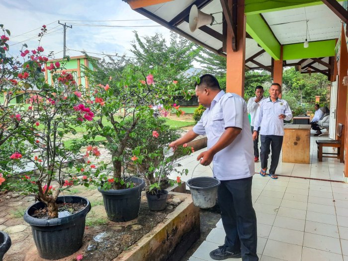 Teladani Panca Cinta, Guru MTsN 1 Bungo Rawat Tanaman dengan Dedikasi: Wujud Nyata Program Ekoteologi Kemenag RI Teladani Panca Cinta, Guru MTsN 1 Bungo Rawat Tanaman dengan Dedikasi: Wujud Nyata Program Ekoteologi Kemenag RI