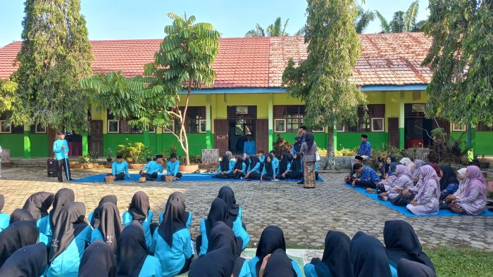 Siswa MAN 2 Bungo Kelas XI B Tampilkan Parodi Malin Kundang Anak Durhaka Versi Gen Z dalam Kegiatan Pengembangan Diri Siswa MAN 2 Bungo Kelas XI B Tampilkan Parodi Malin Kundang Anak Durhaka Versi Gen Z dalam Kegiatan Pengembangan Diri