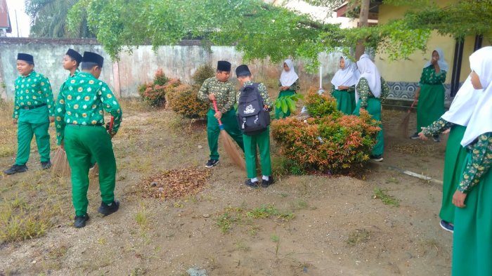 Kerjasama Yang Baik Siswa Kelas 1 Hingga 6 Membersihkan Lingkungan Madrasah, Kelas 6 Fokus Bersihkan Musholla