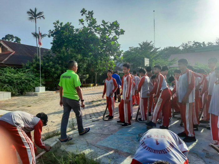 Waka Kesiswaan Berikan Arahan Teknis Pelaksanaan Gotong Royong, Kepala Madrasah Apresiasi Semangat Peserta Didik Waka Kesiswaan Berikan Arahan Teknis Pelaksanaan Gotong Royong, Kepala Madrasah Apresiasi Semangat Peserta Didik