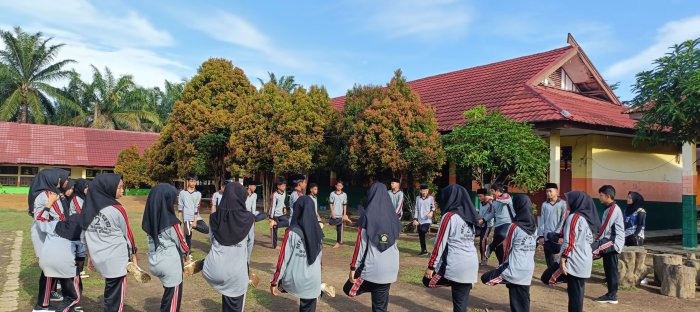 Siswa MTsN 2 Bungo Praktik Penjas Dibawah bimbingan Mahasiswa UMMUBA Siswa MTsN 2 Bungo Praktik Penjas Dibawah bimbingan Mahasiswa UMMUBA