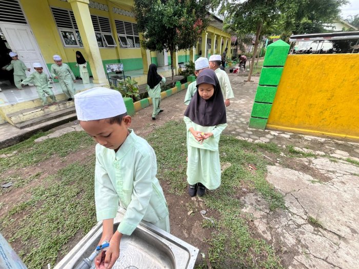 Senyum Ceria di MIN 1 Muaro Jambi: Menikmati Menu Sehat Program Presiden RI